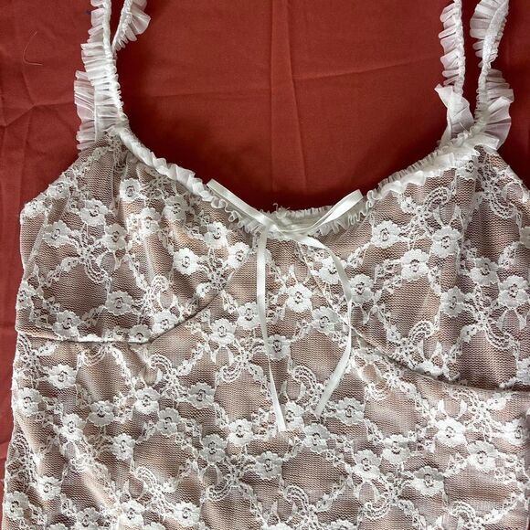 Cream lace tank top with ruffles and bows - Picture 2 of 3